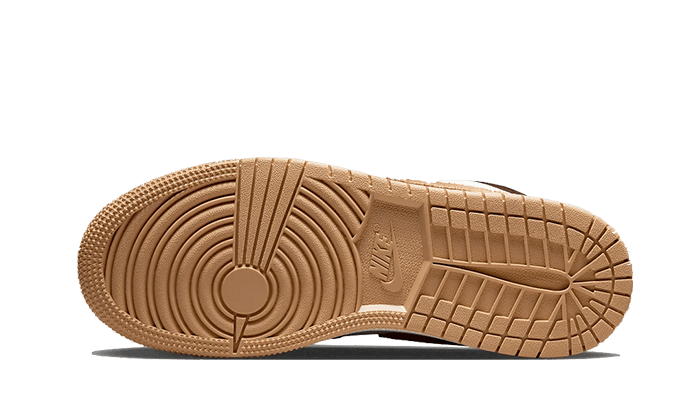 Trendy Nike Air Jordan 1 Low Cacao Wow sneakers met een opvallend bruin-beige zoolpatroon en een stijlvolle uitstraling