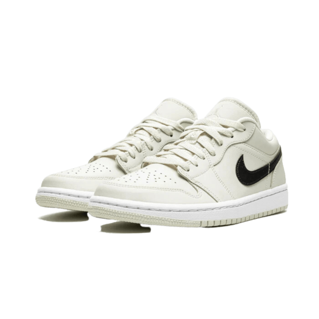Sneakers Air Jordan 1 Low Coconut Milk van Nike op groene achtergrond