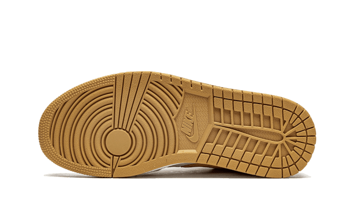 Exclusieve Nike Air Jordan 1 Low Corduroy sneakers op een glanzende ondergrond