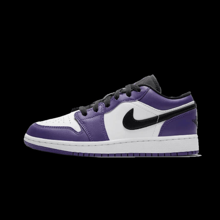 Klassieke paarse lage Air Jordan 1 sneakers van Nike. Deze sneakers hebben een slanke silhouet en contrastrende kleuren voor een stijlvolle uitstraling.
