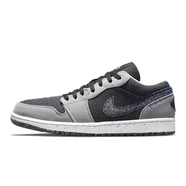 Grijze Nike Air Jordan 1 Low Crater-sneakers met contrasterende details op een groene achtergrond.