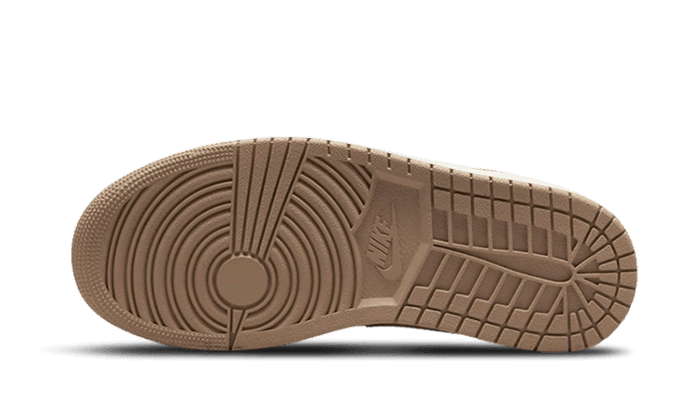 Elegante Nike Air Jordan 1 Low Desert sneakers met rustieke, textiele patroon op de zool. Deze trendy, comfortabele schoenen zijn een must-have voor elke stijlvolle schoenencollectie.