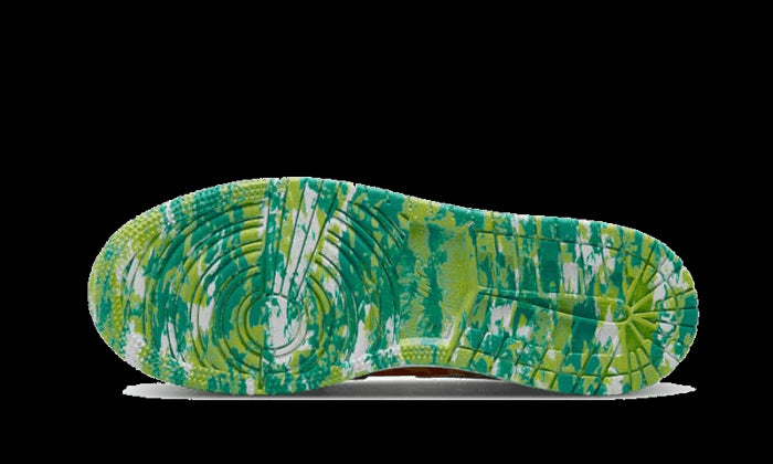 Groene camouflage Air Jordan 1 Low Drip sneakers op schone, witte achtergrond