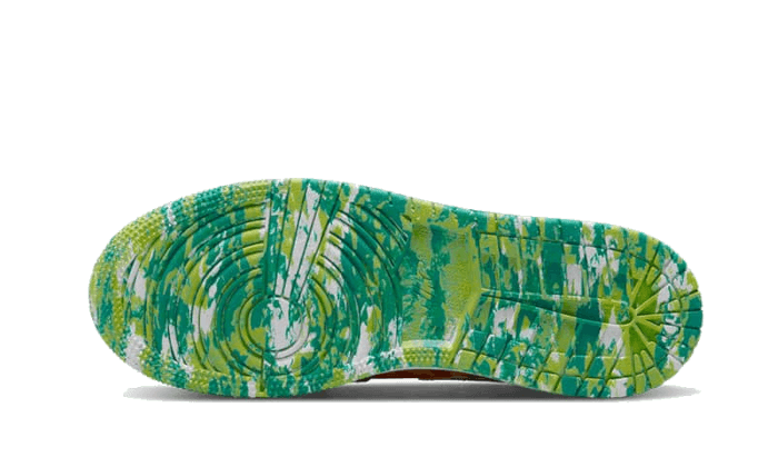 Groene camouflage Air Jordan 1 Low Drip sneakers op schone, witte achtergrond