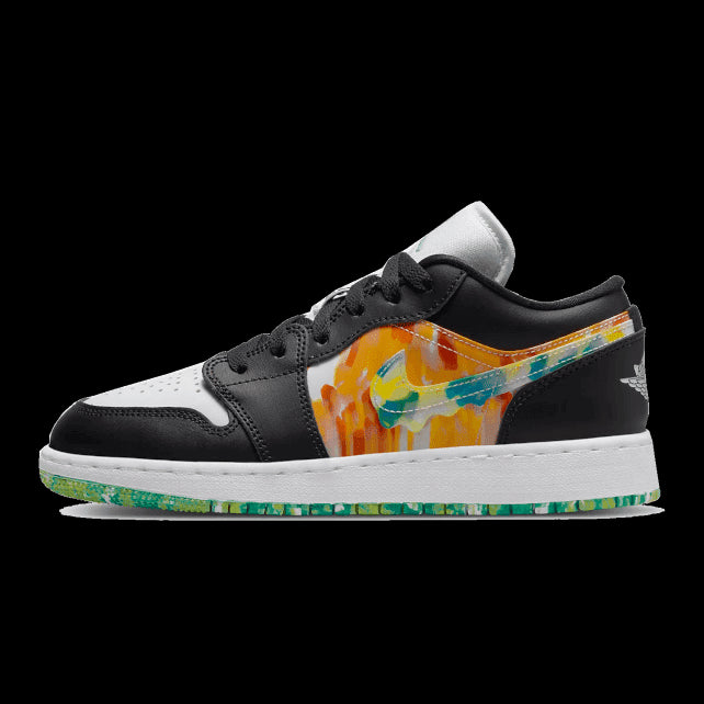 Exclusieve zwart-oranje sneakers van het merk Air Jordan 1 Low Drip, met kleurrijke graphics en contrasterende details. De sneakers zijn centraal geplaatst tegen een groene achtergrond.