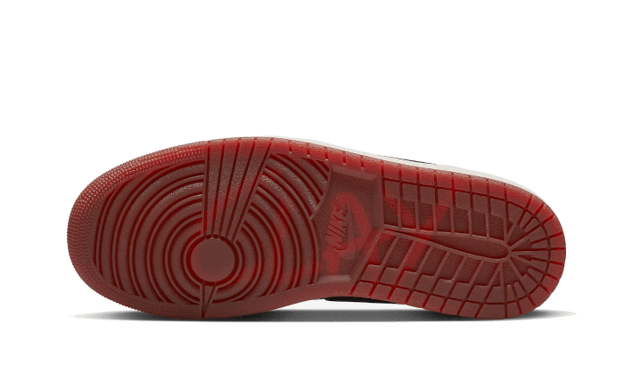 Elegante Air Jordan 1 Low Eastside Golf sneakers van Nike met een opvallend rood ontwerp en een goed geprofileerde zool voor comfort.