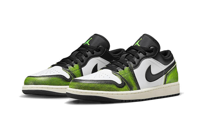 Zwarte Nike Air Jordan 1 Low sneakers met opvallende elektrisch groene accenten. Het zachte, comfortabele materiaal en de herkenbare Jumpman-logo maken deze sneakers tot een stijlvolle toevoeging aan je garderobe.