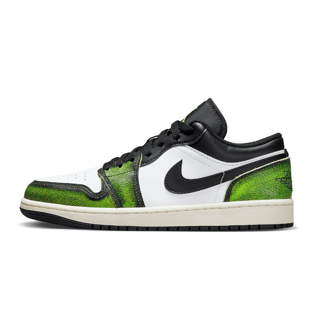 Moderne Nike Air Jordan 1 Low sneakers in felle elektrische groene kleur met zwart-witte details voor de ultieme stijlvolle look.