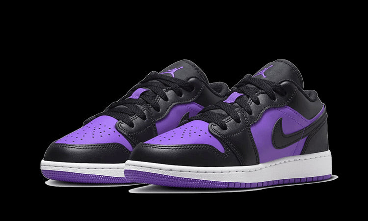 Moderne Nike Air Jordan 1 Low Electric Violet sneakers met paarse en zwarte accenten, opvallende stijl voor de modieuze drager.