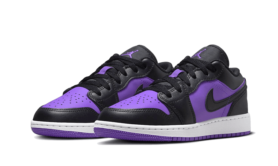 Moderne Nike Air Jordan 1 Low Electric Violet sneakers met paarse en zwarte accenten, opvallende stijl voor de modieuze drager.