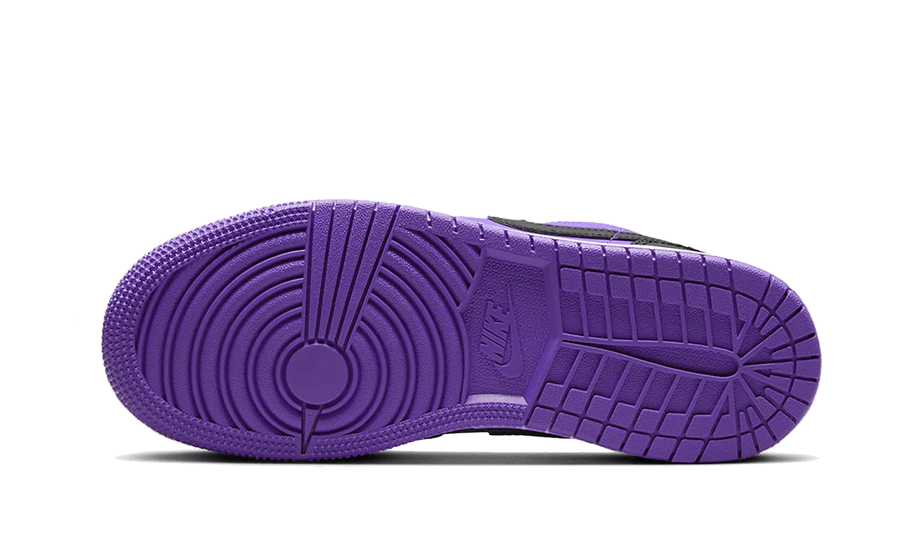 Elegante paarse Nike sneakers met versierd stikwerk op het bovenwerk en gedetailleerde zool