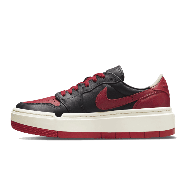 Elegante Air Jordan 1 Low Elevate Bred sneakers in een zwart-rood kleurenschema, met een leren bovenwerk en een comfortabele zool. De unieke ontwerpelementen maken deze schoen tot een stijlvolle toevoeging aan je garderobe.