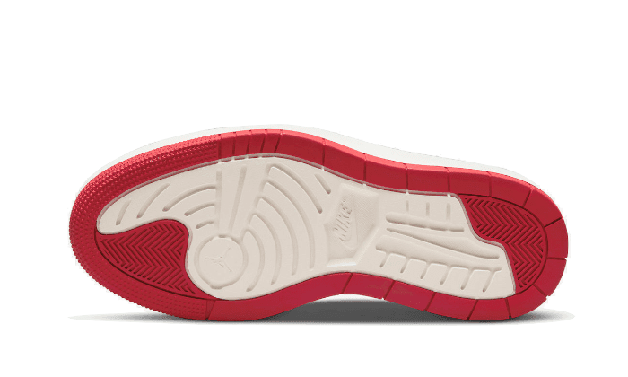 Moderne Nike Air Jordan 1 Low Elevate sneakers met donkergrijze en varsity rode kleuren op een opvallende rubberen zool
