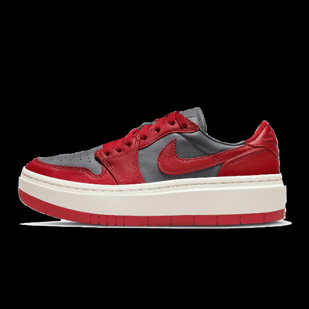 Rode en grijze Nike Air Jordan 1 Low Elevate sneakers met een markante zool en sportieve uitstraling.