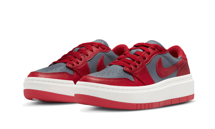 Rode Nike Air Jordan 1 Low Elevate sneakers met grijze accenten en een wit rubber zool