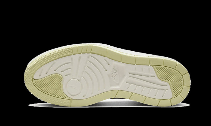 Elegant leren sneakers Air Jordan 1 Low Elevate Tan Suede, met gezichtsloze witte zool en opvallende gestructureerde zijpanelen. Het klassieke silhouet in een moderne tan suède afwerking is een must-have item voor elke schoenencollectie.