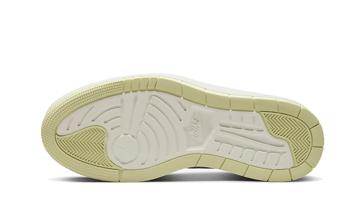 Elegant leren sneakers Air Jordan 1 Low Elevate Tan Suede, met gezichtsloze witte zool en opvallende gestructureerde zijpanelen. Het klassieke silhouet in een moderne tan suède afwerking is een must-have item voor elke schoenencollectie.