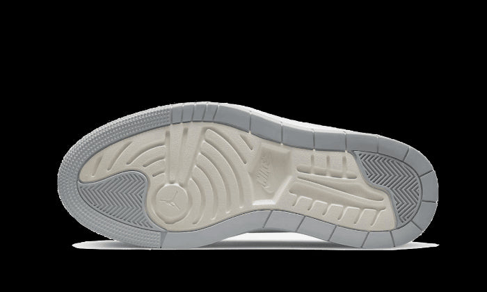 Elegante Air Jordan 1 Low Elevate sneakers in wit en grijs, ontworpen door Nike met een uitgebalanceerd zoolontwerp voor comfortabel lopen.