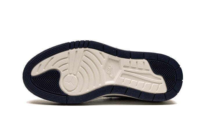 Moderne Air Jordan 1 Low Elevate sneakers in wit, middernachtblauw en zeil. Hoogwaardige rubberen zool voor duurzaam draagcomfort.
