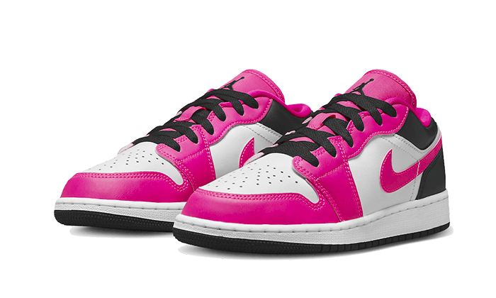 Stijlvolle Air Jordan 1 Low Fierce Pink sneakers op een effen groene achtergrond