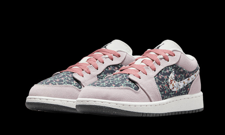 Moderne lage sneakers van Nike
Deze Air Jordan 1 Low Floral Canvas sneakers hebben een trendy bloemenpatroon op het canvas materiaal en roze veters. Een stijlvolle toevoeging aan je sneakercollectie.