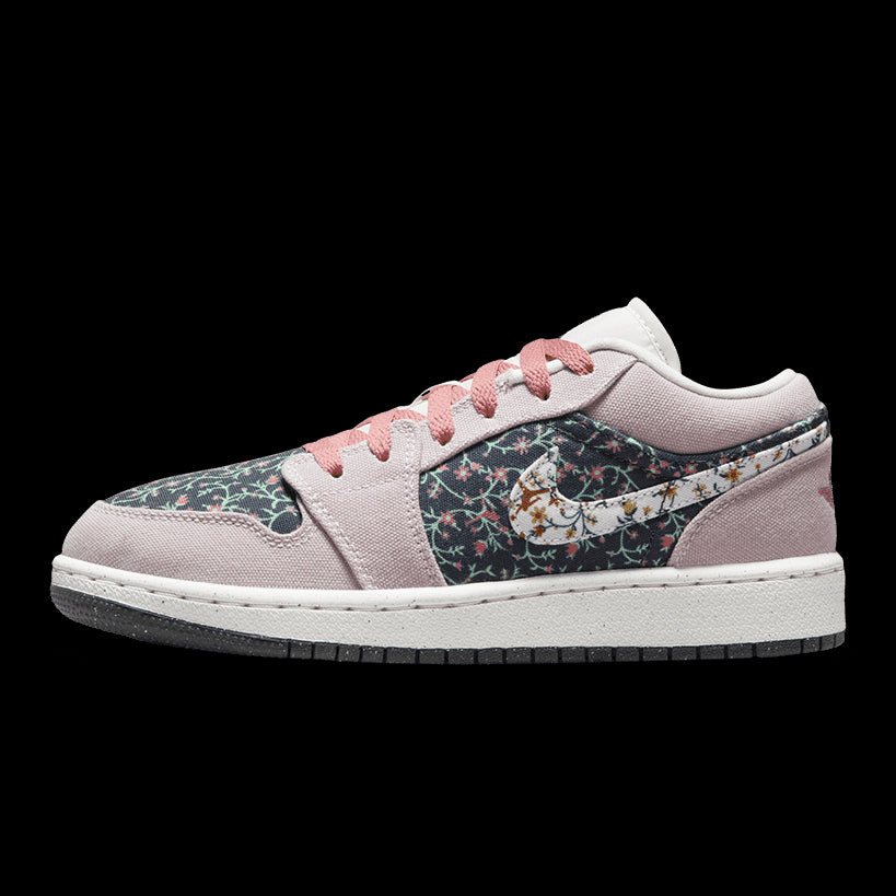 Sneakers Air Jordan 1 Low Floral Canvas in stijlvolle roze- en bloemdessin afgebeeld op een groene achtergrond. Deze exclusieve Nike-sneakers zijn de nieuwste toevoeging aan de collectie van Sole Central, jouw bestemming voor de beste sneakertrends.