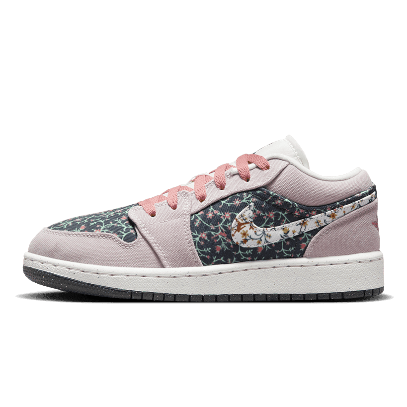 Sneakers Air Jordan 1 Low Floral Canvas in stijlvolle roze- en bloemdessin afgebeeld op een groene achtergrond. Deze exclusieve Nike-sneakers zijn de nieuwste toevoeging aan de collectie van Sole Central, jouw bestemming voor de beste sneakertrends.