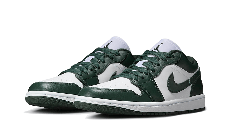 Moderne Nike Air Jordan 1 Low sneakers in galactische jade-kleur op een groene achtergrond