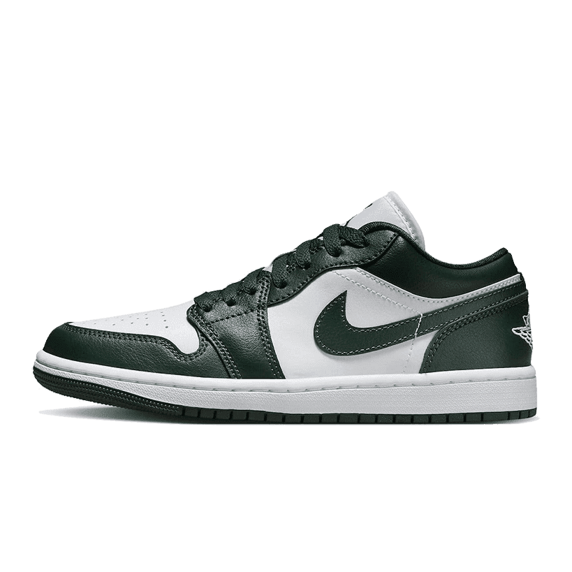 Moderne Nike Air Jordan 1 Low Galactic Jade sneaker met stijlvolle zwart-witte kleurenstijl