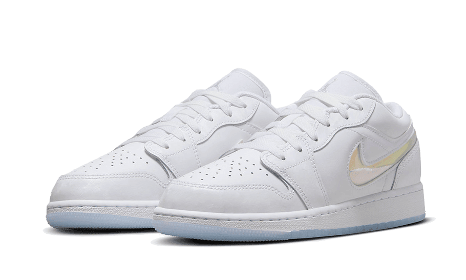Stijlvolle Nike Air Jordan 1 Low Glitter Swoosh sneakers. Deze witte lage basketbalschoenen hebben een glimmende Swoosh-logo en een sportieve uitstraling. De sneakers zijn perfect voor elke gelegenheid, van casual tot chic.