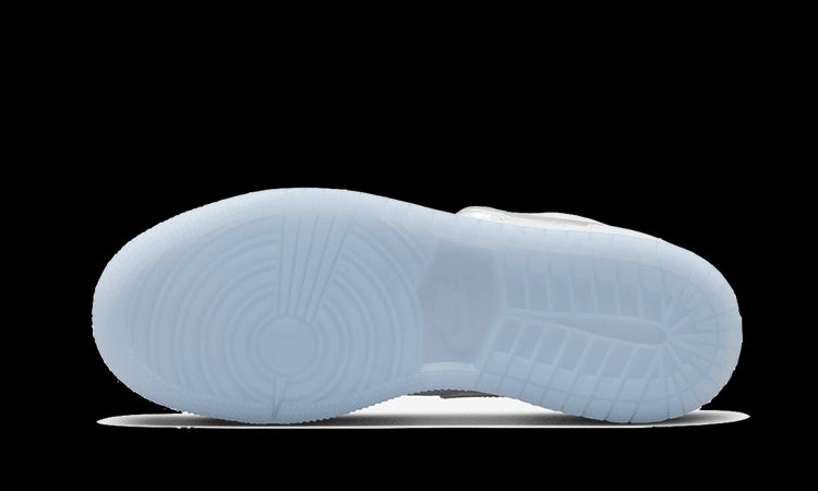 Elegante Nike Air Jordan 1 Low Glitter Swoosh sneakers op witte ondergrond