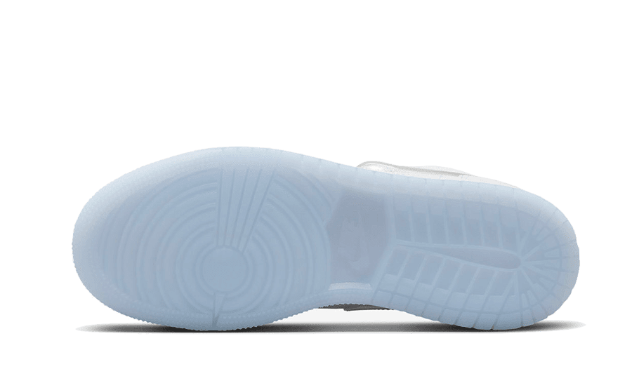 Elegante Nike Air Jordan 1 Low Glitter Swoosh sneakers op witte ondergrond