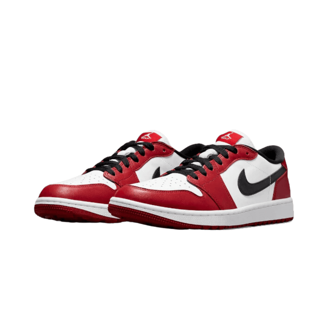Rode Nike Air Jordan 1 Low Golf Chicago sneakers op groene achtergrond