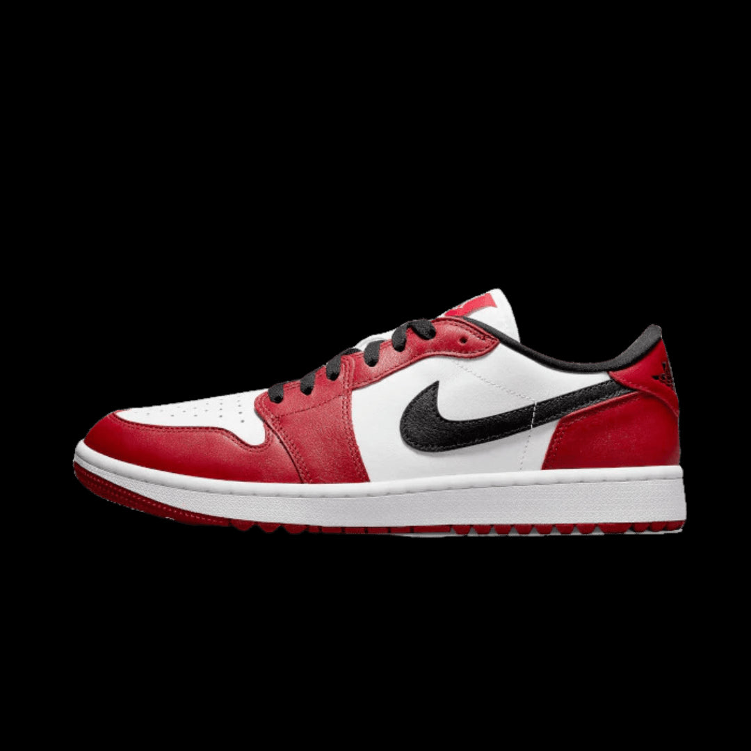 Elegante laag golfschoen Air Jordan 1 Low Golf Chicago in rood, wit en zwart van het merk Nike. Deze exclusieve sneaker combineert de iconische Air Jordan 1-stijl met golfvriendelijke functies voor een moderne en sportieve look.