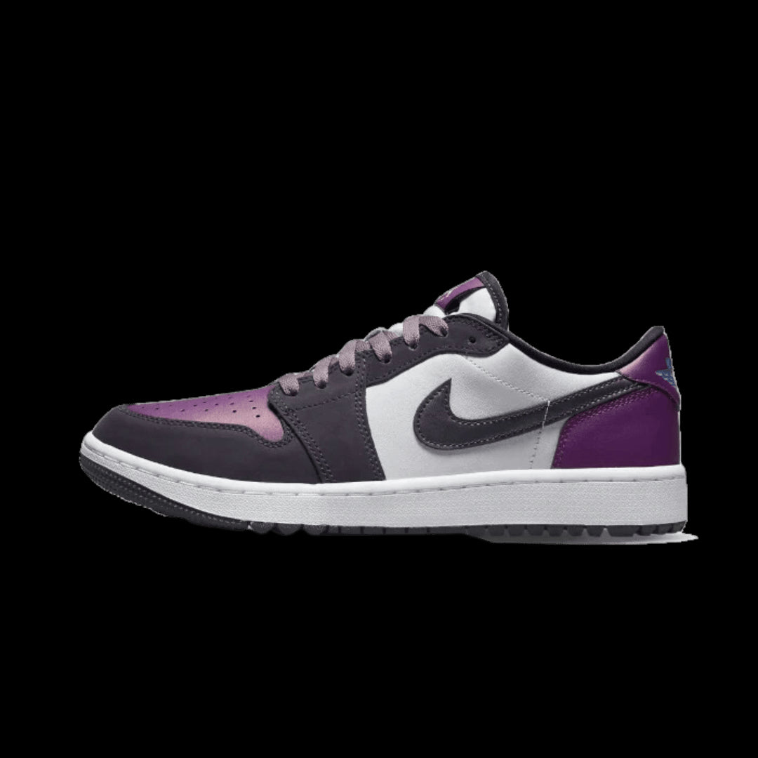 Elegante Nike Air Jordan 1 Low Golf NRG Purple Smoke sneakers op groene achtergrond