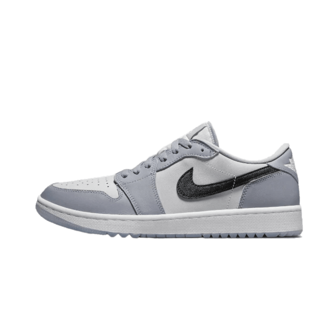 Grijze Nike Air Jordan 1 Low Golf Wolf sneakers op groene achtergrond