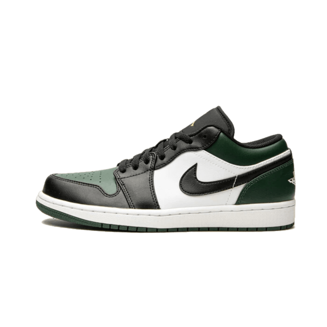Elegante Nike Air Jordan 1 Low Green Toe sneakers op groene achtergrond