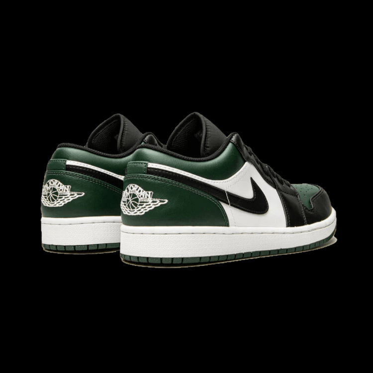 Trendy Air Jordan 1 Low Green Toe sneakers op donkergroene achtergrond