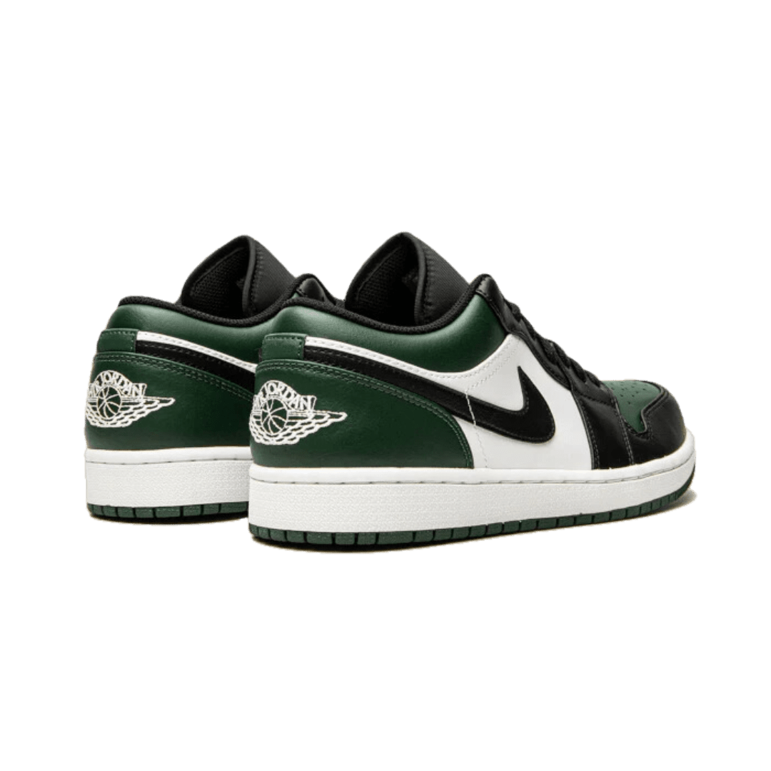 Trendy Air Jordan 1 Low Green Toe sneakers op donkergroene achtergrond