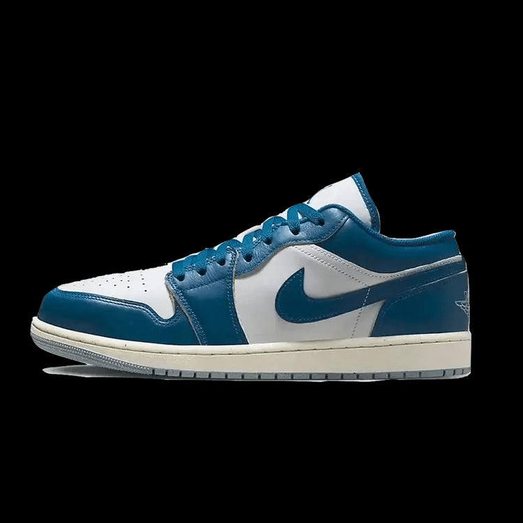 Elegante Air Jordan 1 Low Industrial Blue sneakers van Nike met een klassieke silhouet en contrasterende blauwe en witte kleuren.