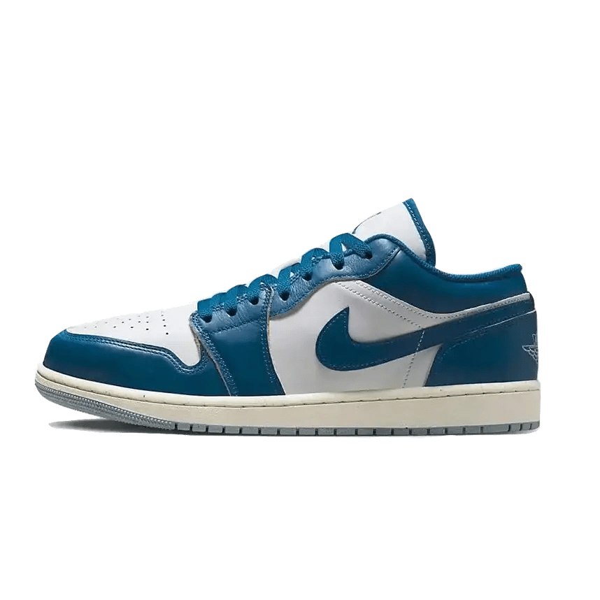 Elegante Air Jordan 1 Low Industrial Blue sneakers van Nike met een klassieke silhouet en contrasterende blauwe en witte kleuren.