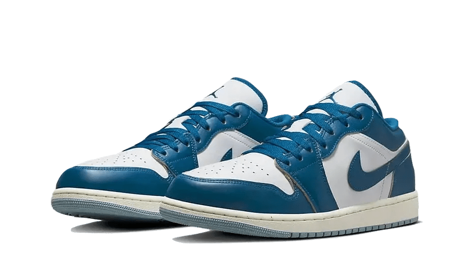 Prachtige Air Jordan 1 Low Industrial Blue sneakers op een groene achtergrond. Deze klassieke Nike sneakers hebben een stijlvolle blauwe en witte kleurencombinatie met opvallende details. Een modebewuste keuze voor sneakerfans.