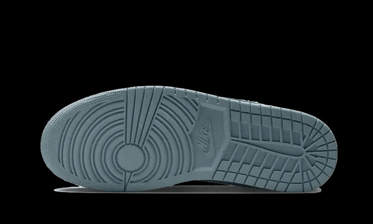 Elegante en duurzame Nike Air Jordan 1 Low Industrial Blue sneakers, met een grijze, gemailleerde zoolconstructie voor extra comfort en stevigheid.