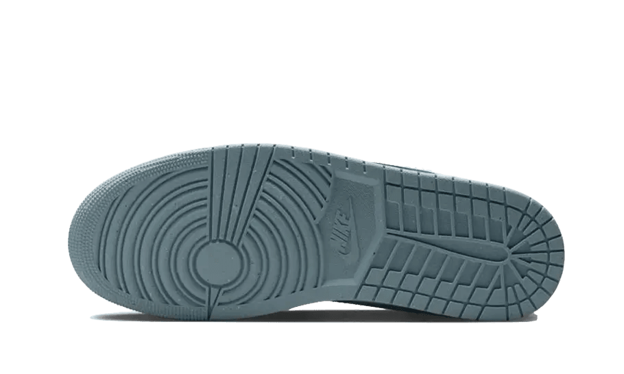 Elegante en duurzame Nike Air Jordan 1 Low Industrial Blue sneakers, met een grijze, gemailleerde zoolconstructie voor extra comfort en stevigheid.