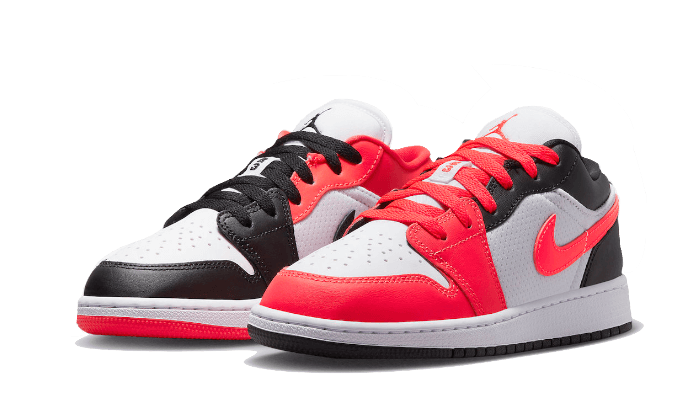 Elegante Air Jordan 1 Low Infrared 23 sneakers van Nike op donkergroene achtergrond. De schoenen hebben een moderne, kleurrijke ontwerp met zwarte, grijze en knalrode accenten. Deze populaire sportschoen combineert stijl en comfort voor elke modebewuste drager.