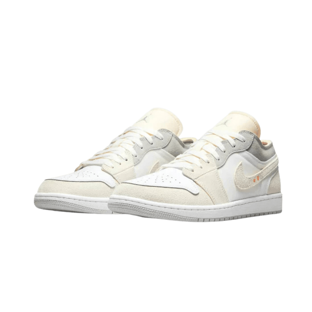 Crème witte en lichtgrijze Nike Air Jordan 1 Low Inside Out sneakers