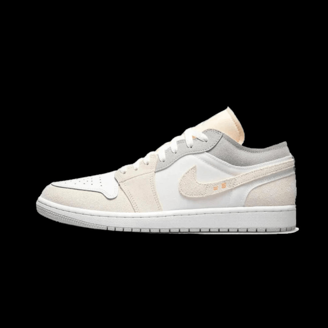 Witte en grijze sneakers van het merk Nike, het model Air Jordan 1 Low Inside Out Cream White Light Grey, met een sportieve en stijlvolle uitstraling