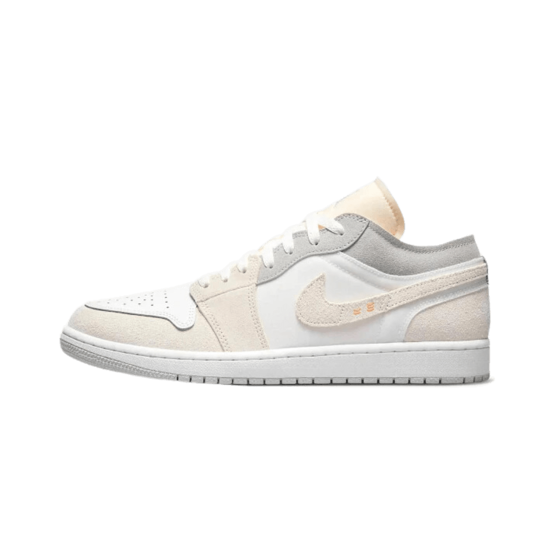 Witte en grijze sneakers van het merk Nike, het model Air Jordan 1 Low Inside Out Cream White Light Grey, met een sportieve en stijlvolle uitstraling