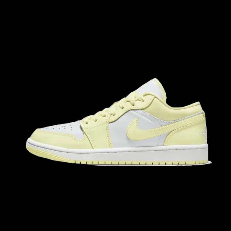 Klassieke gele Air Jordan 1 Low Lemonade sneakers, ontworpen door Nike. Dit premium model heeft een lichtgele suède bovenwerk gecombineerd met witte lederen accenten. Deze sportieve schoen is perfect voor de nieuwste sneaker trends en completeert je stijl.