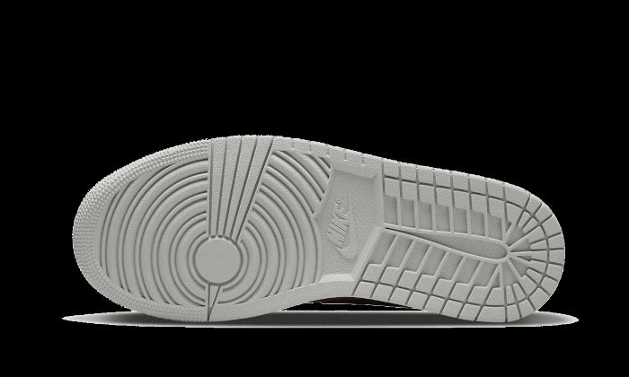 Klassieke Nike Air Jordan 1 Low Light Iron Ore sneakers op een witte achtergrond